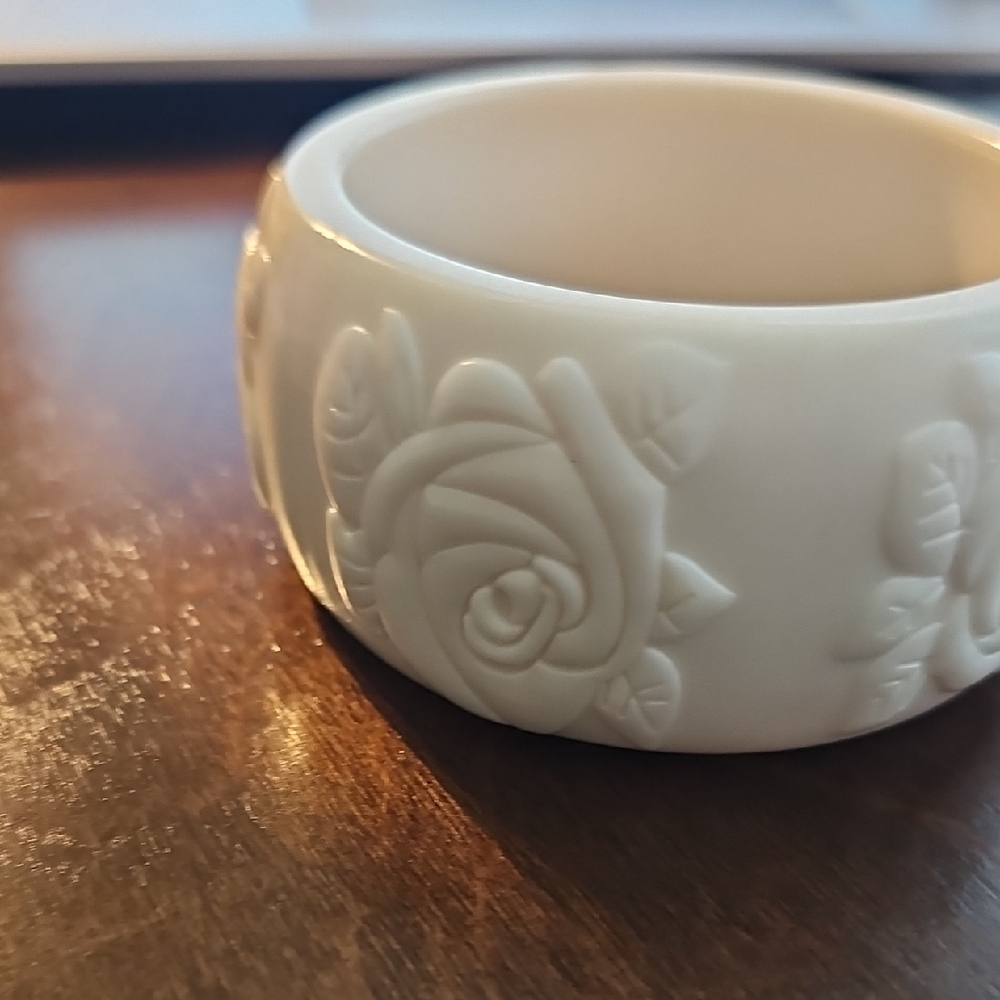 Elegant White Rose-Embossed Ceramic Vase